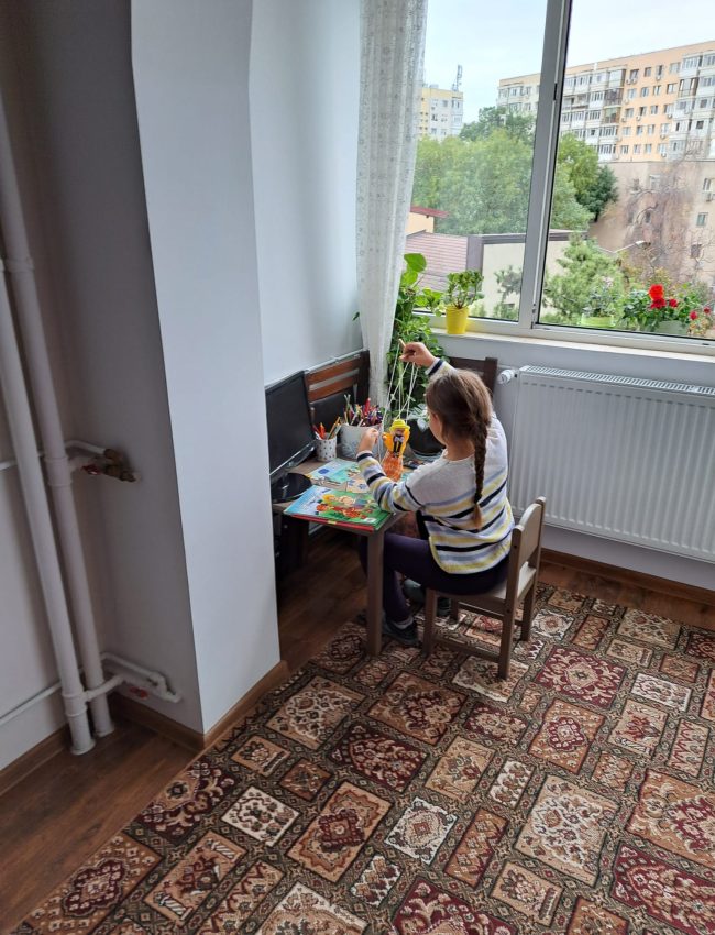 Psihoterapie pentru copii - joc si desen Copil la birou, desen si joc simbolic in cadrul psihoterapiei pentru copii